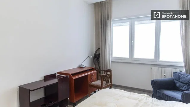 Schlafzimmer; tageslicht, holzboden