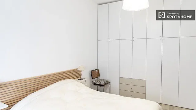 Schlafzimmer; tageslicht, holzbalken