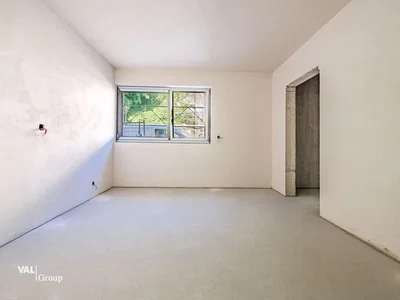 Ostale; potrebna renovacija, prirodna svjetlost