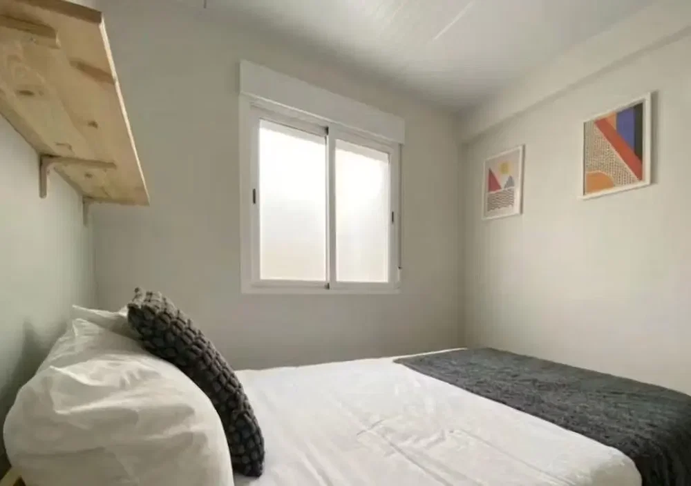 Ložnice; přirozené světlo, moderní styl