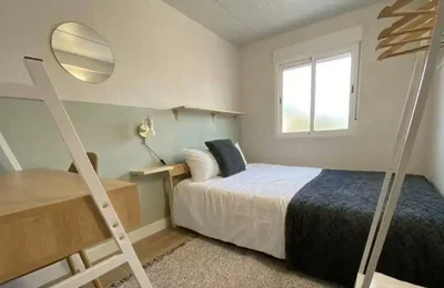Ložnice; přirozené světlo, dřevěná podlaha