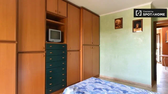 Schlafzimmer; holzboden, tageslicht
