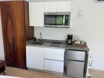 Cucina; elettrodomestici, pavimento in piastrelle