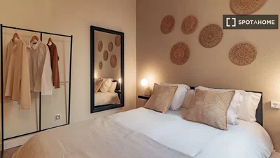 Schlafzimmer; holzbalken, moderner stil, tageslicht