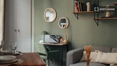Soggiorno; stile moderno, pavimento in legno, luce naturale