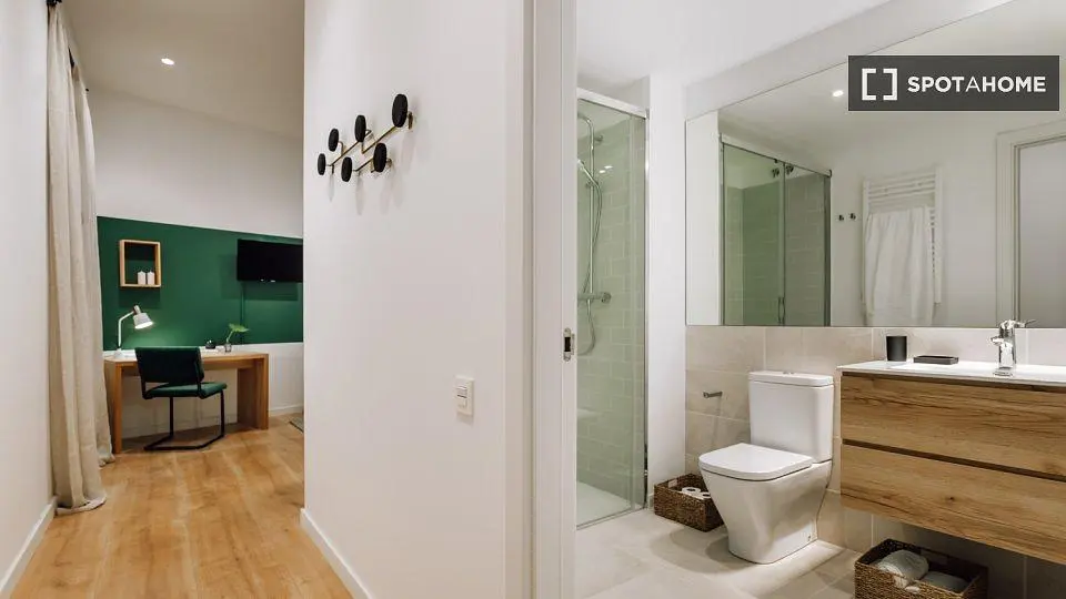 Bagno; pavimento in legno, pavimento in piastrelle, ristrutturato, luce naturale