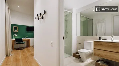 Bagno; pavimento in legno, pavimento in piastrelle, ristrutturato, luce naturale