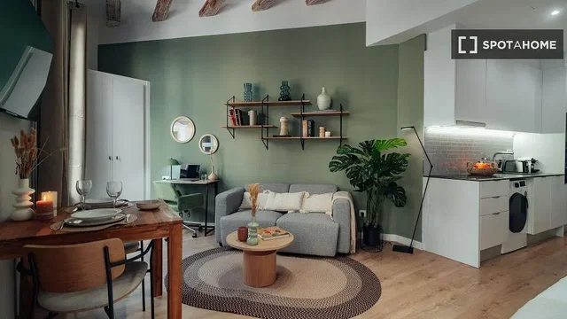Soggiorno; pavimento in legno, luce naturale, stile moderno