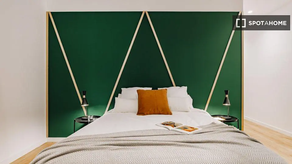 Camera da letto; stile moderno, pavimento in legno, luce naturale