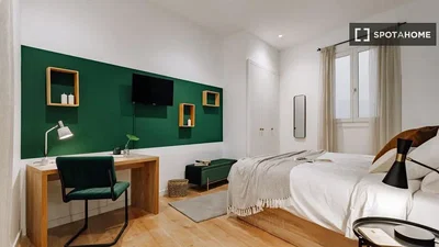 Camera da letto; luce naturale, pavimento in legno, stile moderno