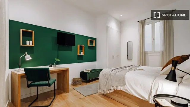 Camera da letto; luce naturale, pavimento in legno, stile moderno