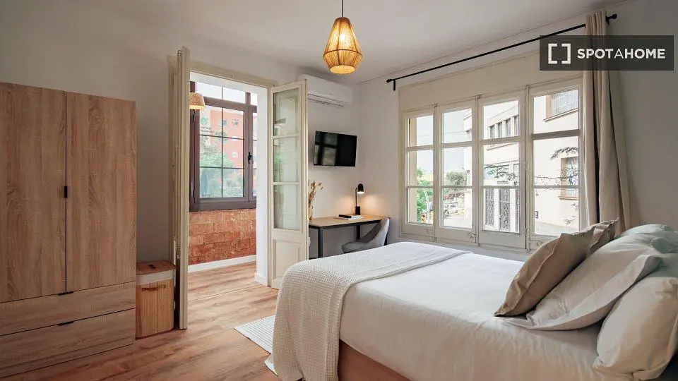 Camera da letto; pavimento in legno, luce naturale, stile moderno