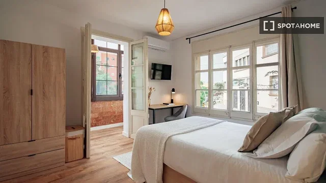 Camera da letto; pavimento in legno, luce naturale, stile moderno