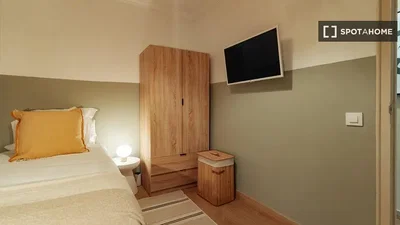 Camera da letto; luce naturale, pavimento in legno