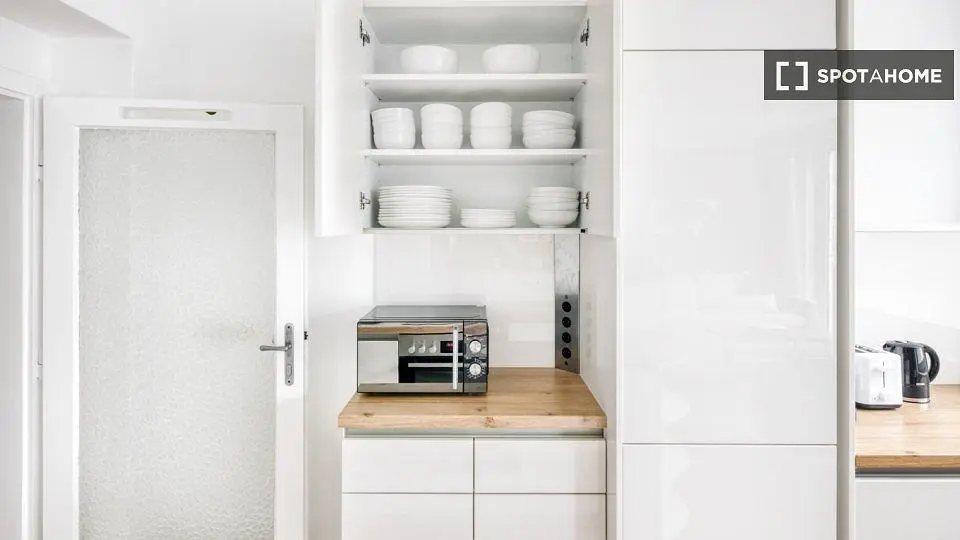 Cucina; elettrodomestici, pavimento in legno, luce naturale