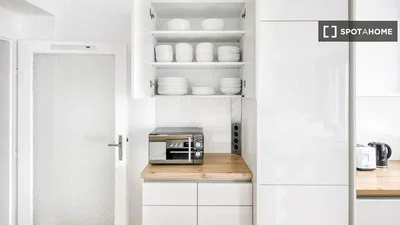 Cucina; elettrodomestici, pavimento in legno, luce naturale
