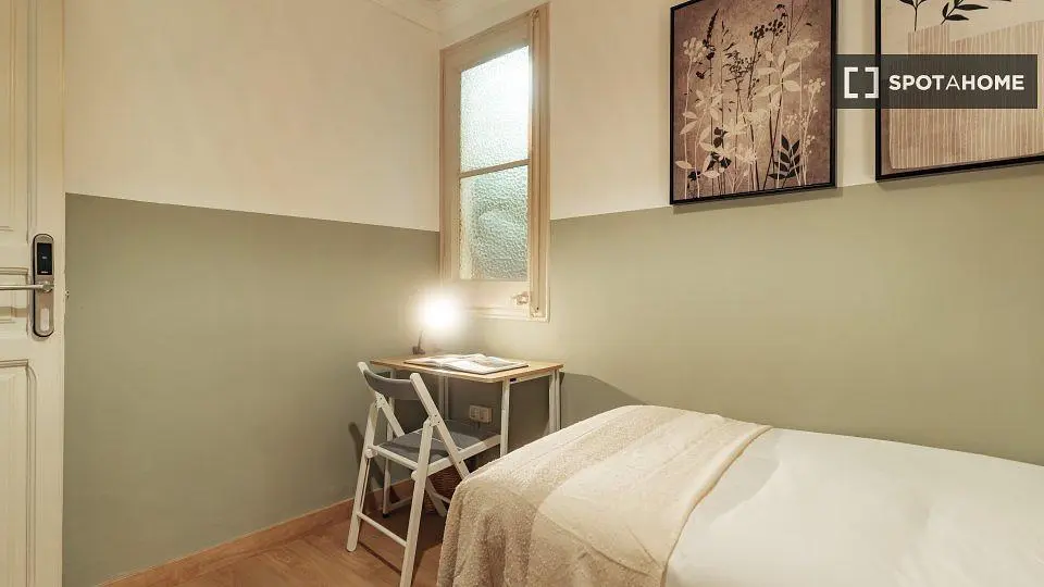 Camera da letto; pavimento in legno, luce naturale, stile moderno