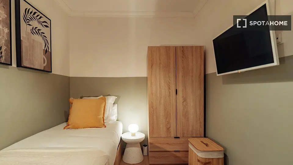 Camera da letto; luce naturale, pavimento in legno