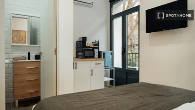 Camera da letto; elettrodomestici, luce naturale, stile moderno