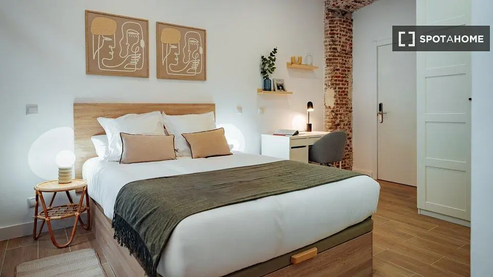 Camera da letto; pavimento in legno, luce naturale, stile moderno