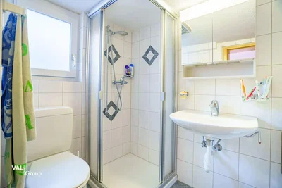 Toilettes; carrelage, lumière naturelle, rénové