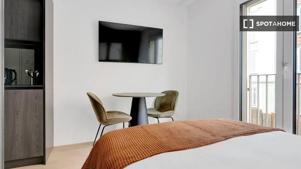 Bedroom; natural light, modern style