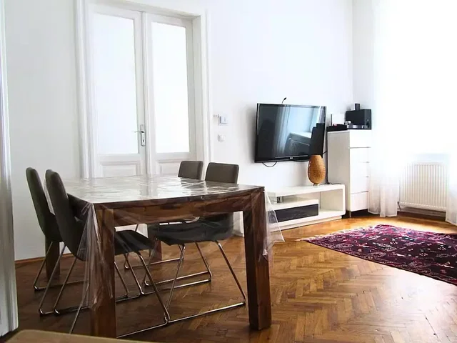 Salon; parquet, lumière naturelle
