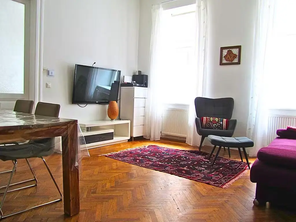 Wohnzimmer; holzboden, tageslicht