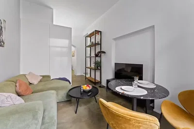 Salón; estilo moderno, suelo de madera, luz natural