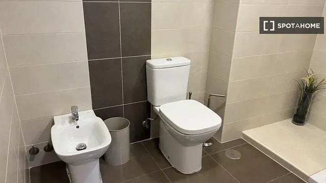 Toilette; pavimento in piastrelle