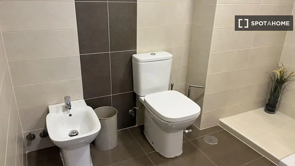 Toilette; fliesenboden