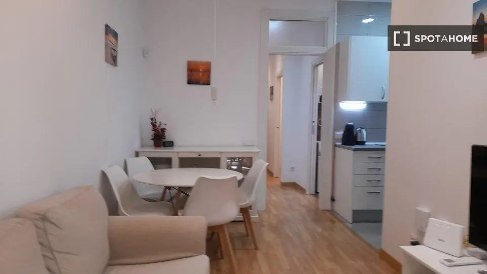 Soggiorno; luce naturale, pavimento in legno, stile moderno