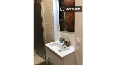 Toilette; pavimento in piastrelle, luce naturale