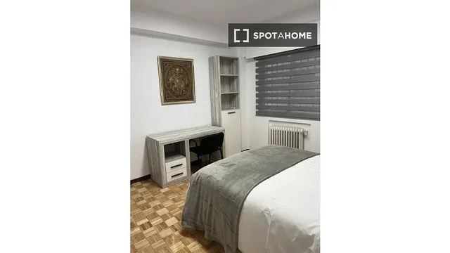 Camera da letto; pavimento in legno, luce naturale