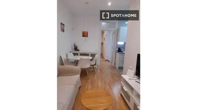 Soggiorno; pavimento in legno, luce naturale, stile moderno