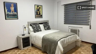 Schlafzimmer; holzboden, tageslicht