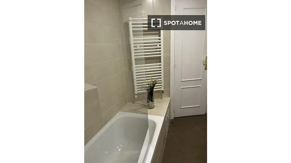 Badezimmer; fliesenboden, tageslicht