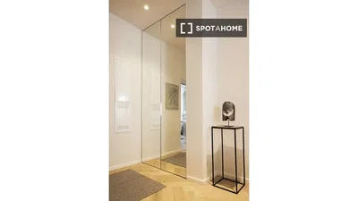 Guardaroba; pavimento in legno, luce naturale
