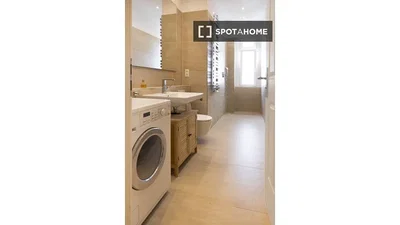 Bagno; pavimento in piastrelle, luce naturale, ristrutturato