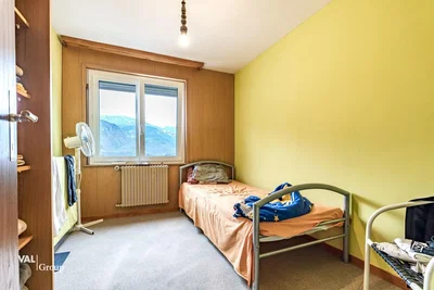 Schlafzimmer; tageslicht, renovierungsbedürftig