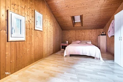 Slaapkamer; houten vloer, houten balken, natuurlijk licht, rustieke stijl