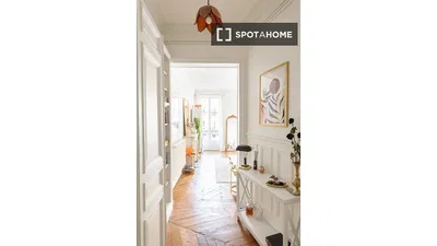 Soggiorno; pavimento in legno, luce naturale, stile moderno