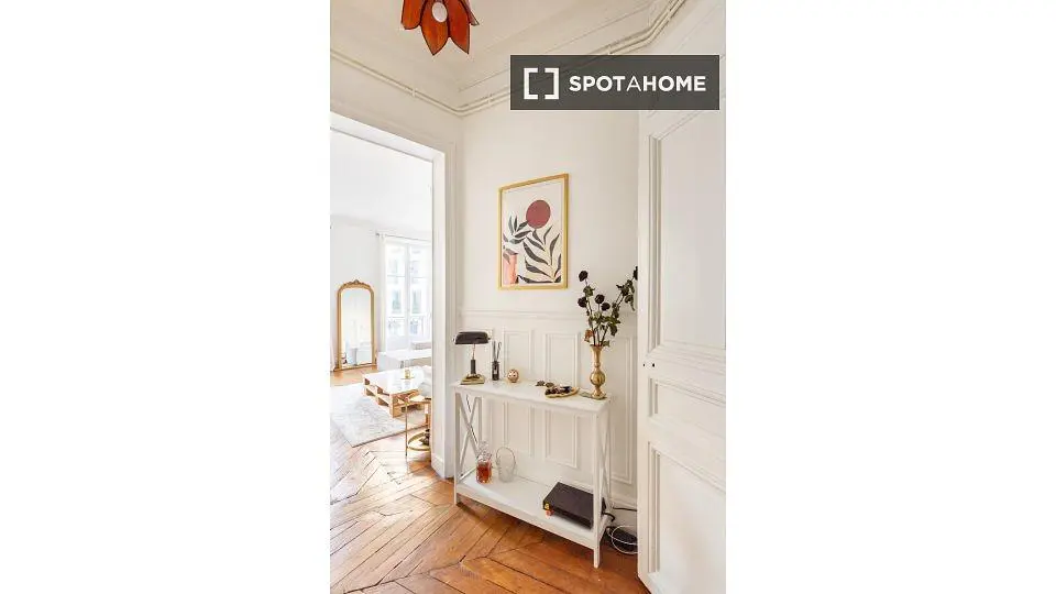 Soggiorno; pavimento in legno, luce naturale, stile moderno