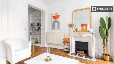 Soggiorno; pavimento in legno, camino, luce naturale, stile moderno