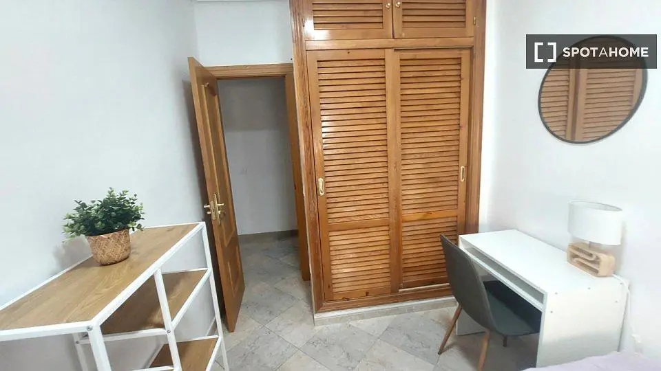Camera da letto; pavimento in legno, luce naturale, stile moderno
