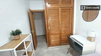 Camera da letto; pavimento in legno, luce naturale, stile moderno