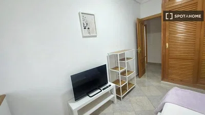 Camera da letto; pavimento in piastrelle, luce naturale