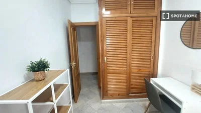 Camera da letto; pavimento in legno, travi in legno, luce naturale, stile moderno