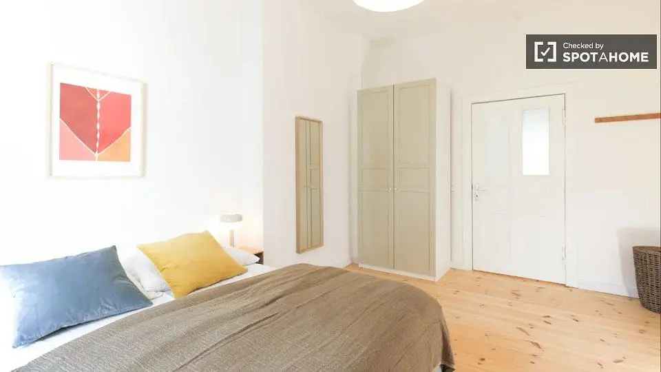 Camera da letto; luce naturale, pavimento in legno