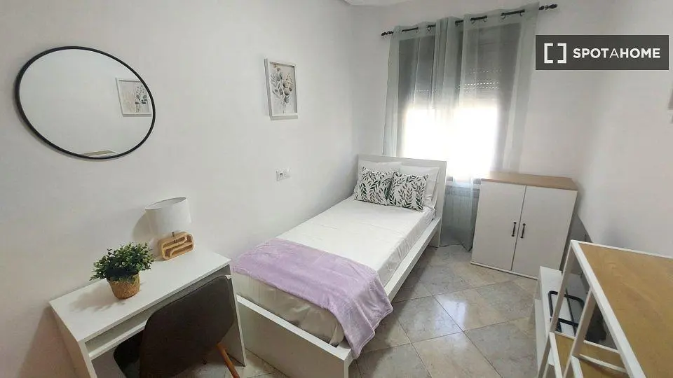 Camera da letto; luce naturale, pavimento in legno
